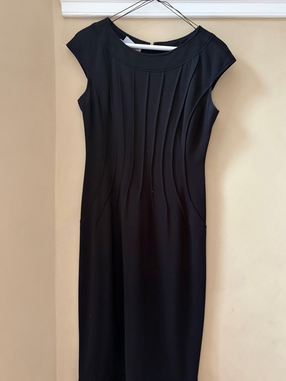Maggy London Black Pleated Cap-Sleeve Midi Dress